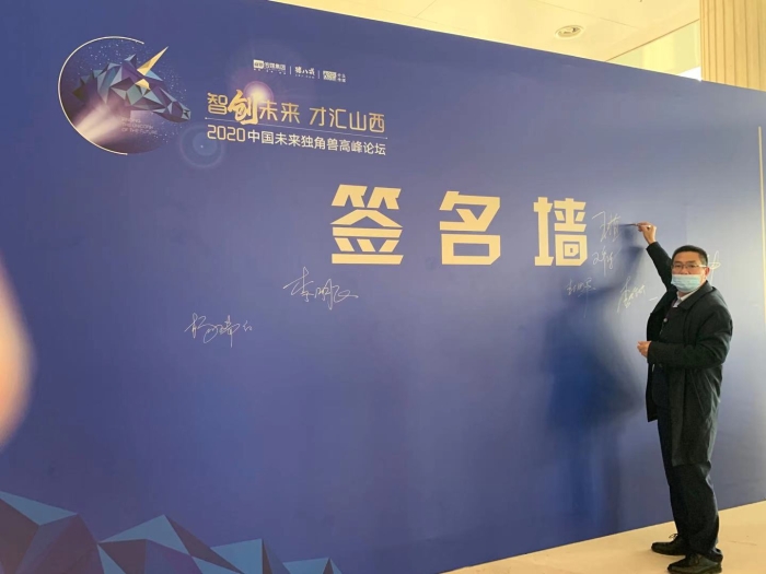 圖片包含 男人, 人, 室內(nèi), 站

描述已自動生成